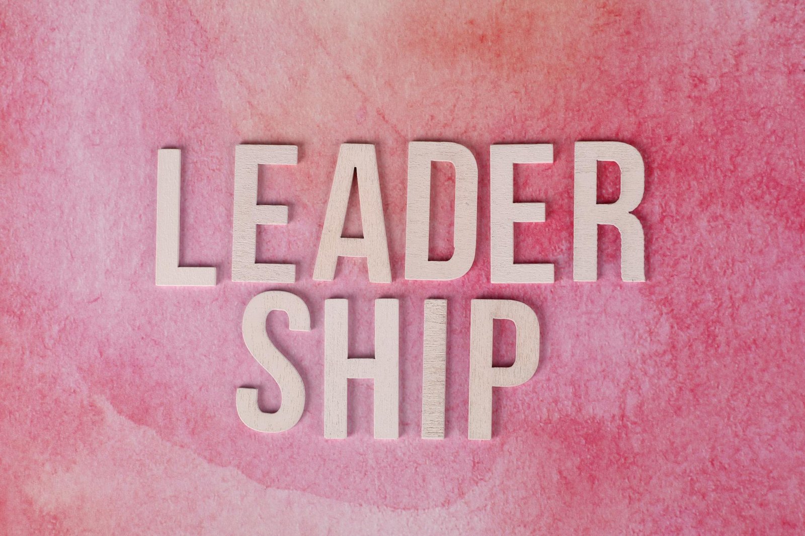 À propos text leadership on a textured pink background
